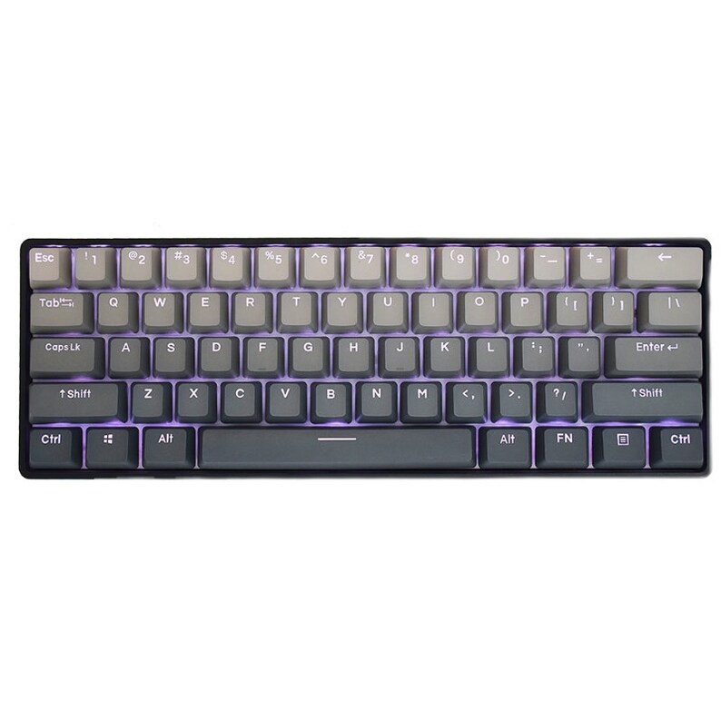 K&ouml;nnte beinhalten: Eine kompakte, schwarz-graue mechanische Tastatur mit Hintergrundbeleuchtung. Die Tastatur verf&uuml;gt &uuml;ber ein Standard-QWERTZ-Layout mit verschiedenen Funktionstasten und einer Leertaste. Die Tasten sind grau und hellgrau, mit violetter Hintergrundbeleuchtung.