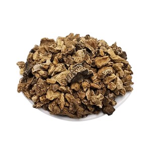 Peut inclure: Gros plan sur un tas de morceaux de racine de bardane séchée. Les morceaux sont de couleur brun clair et ont une texture rugueuse.