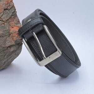 Schwarzer Herrengürtel aus echtem Leder - Klassischer formeller Gürtel mit silberner Schnalle - Verstellbare Taille - Geschenk für Ihn