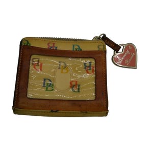 Monedero pequeño de cuero con monograma multicolor de Dooney Bourke, llavero con forma de corazón F30