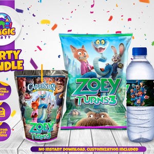 Puede incluir: Un paquete de fiesta con una bolsa de jugo Capri Sun, una bolsa de bocadillos y una botella de agua, todos con un tema de dibujos animados colorido. El texto "Zoey Turns 3" es prominente. El paquete incluye archivos imprimibles digitales y opciones de fiesta personalizadas.