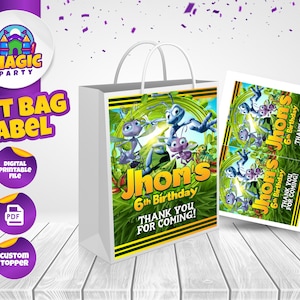 Puede incluir: Bolsa de regalo blanca con una etiqueta colorida con insectos de dibujos animados y el texto "Jhon's 6th Birthday THANK YOU FOR COMING!". También se muestra una etiqueta a juego. La bolsa tiene asas blancas.