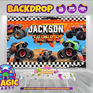 Op de afbeelding: Een digitaal printbare achtergrond voor een verjaardagsfeest met een geruite achtergrond met oranje vlammen en monstertrucks. De tekst "JACKSON TURNS 5" staat in het midden van de achtergrond. De achtergrond is 72 inch bij 48 inch.