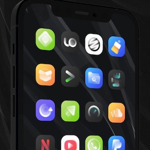 Könnte beinhalten: Ein schwarzer Smartphone-Bildschirm mit einem Raster aus bunten App-Symbolen. Die Symbole umfassen Social-Media-Apps, Streaming-Dienste und Produktivitätswerkzeuge. Die Symbole sind in einem Raster angeordnet und alle gleich groß.