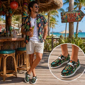 Peut inclure: Une personne porte une chemise &agrave; imprim&eacute; tropical, un short kaki et des chaussures &agrave; motifs. Les chaussures ont une base noire avec un design color&eacute;. L'arri&egrave;re-plan comprend un panneau de bar tiki, des palmiers et une plage.
