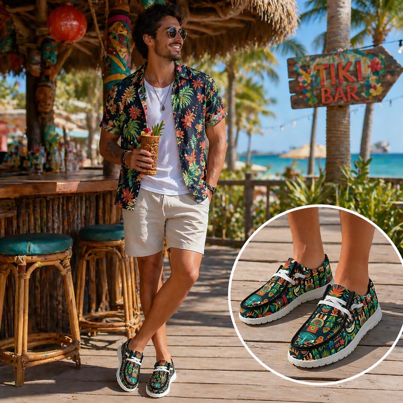 Peut inclure: Une personne porte une chemise &agrave; imprim&eacute; tropical, un short kaki et des chaussures &agrave; motifs. Les chaussures ont une base noire avec un design color&eacute;. L'arri&egrave;re-plan comprend un panneau de bar tiki, des palmiers et une plage.