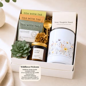 Pu&ograve; includere: Una confezione regalo con un bicchiere isolante doppio con un design floreale, bustine di t&egrave;, un cucchiaio dorato, una candela e una finta succulenta. Include il testo "Sweet. Thoughtful. Shared."