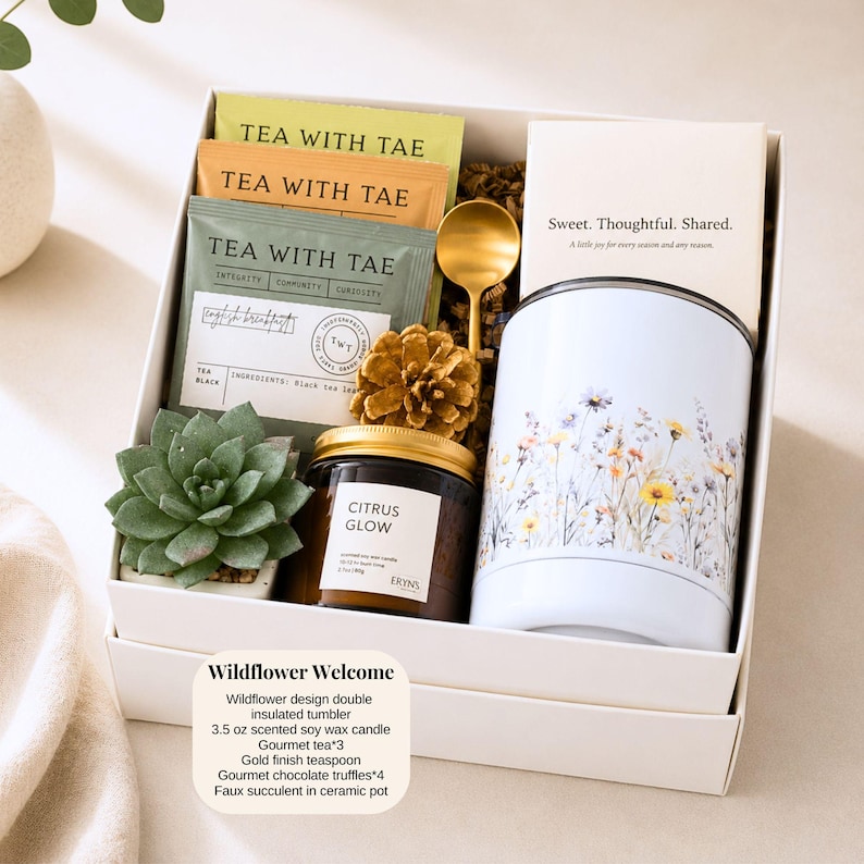 Pu&ograve; includere: Una confezione regalo con un bicchiere isolante doppio con un design floreale, bustine di t&egrave;, un cucchiaio dorato, una candela e una finta succulenta. Include il testo "Sweet. Thoughtful. Shared."