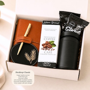 Pu&ograve; includere: Una confezione regalo con un diario in pelle vegana marrone, una penna dorata, caff&egrave; gourmet, un bicchiere termico nero da 355 ml, biscotti shortbread e un sottobicchiere in vinile con design a pino. La confezione di caff&egrave; dice "French Roast Coffee".