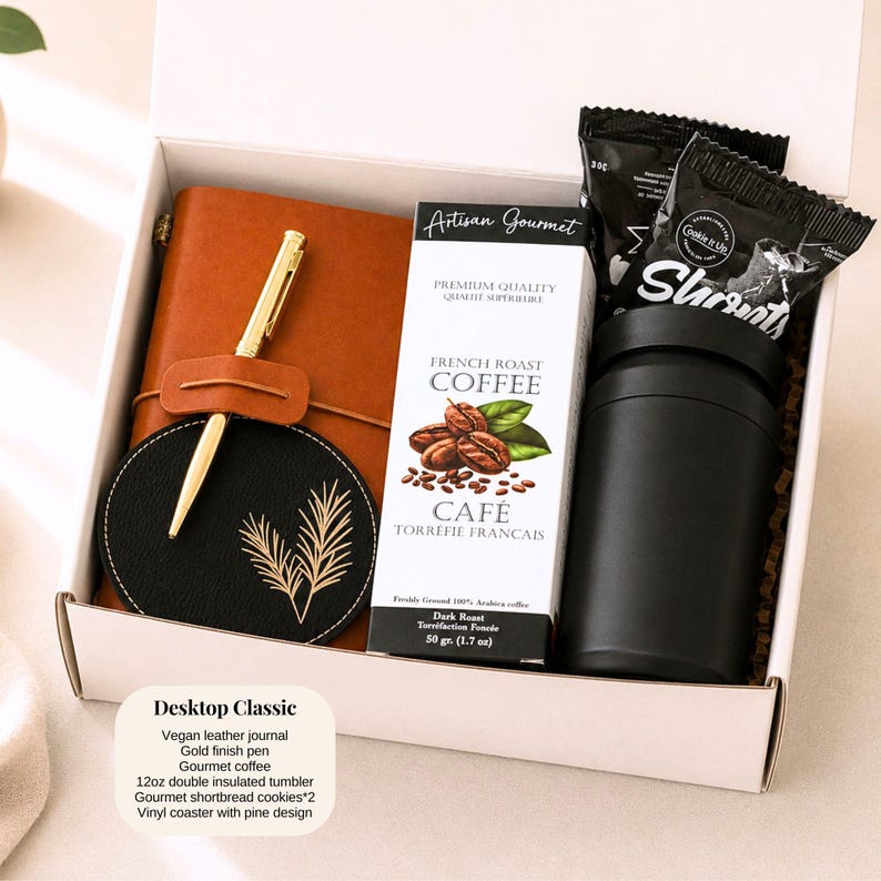Pu&ograve; includere: Una confezione regalo con un diario in pelle vegana marrone, una penna dorata, caff&egrave; gourmet, un bicchiere termico nero da 355 ml, biscotti shortbread e un sottobicchiere in vinile con design a pino. La confezione di caff&egrave; dice "French Roast Coffee".