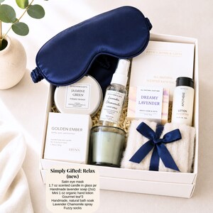 Pu&ograve; includere: Una confezione regalo "Simply Gifted: Relax" contenente una mascherina per gli occhi in raso blu navy, una candela, un flacone spray, una saponetta, un flacone di lozione piccolo, una scatola di t&egrave;, un asciugamano soffice con un fiocco blu navy e altri articoli.