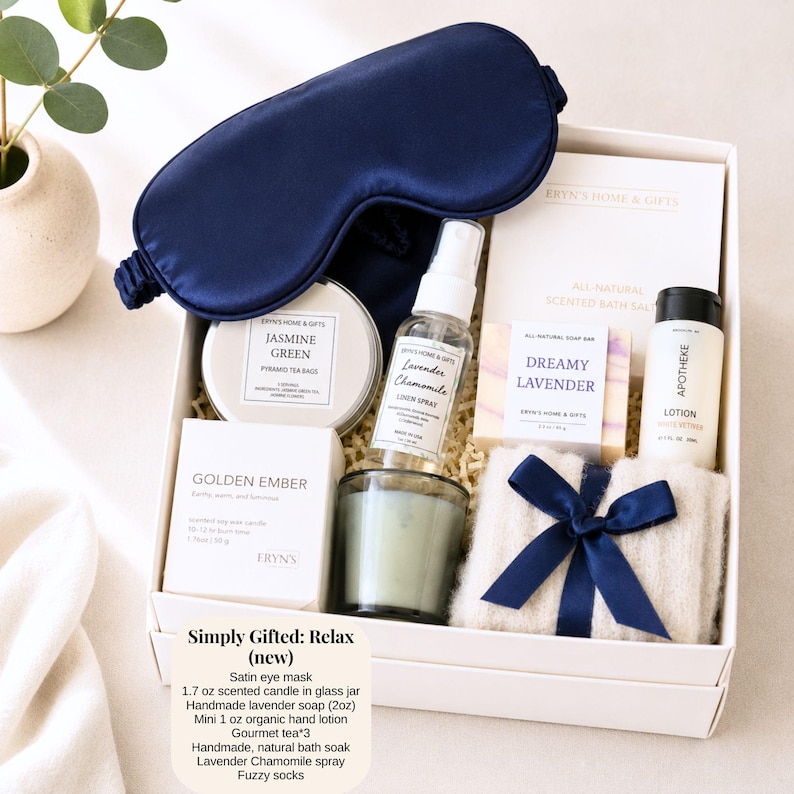 Pu&ograve; includere: Una confezione regalo "Simply Gifted: Relax" contenente una mascherina per gli occhi in raso blu navy, una candela, un flacone spray, una saponetta, un flacone di lozione piccolo, una scatola di t&egrave;, un asciugamano soffice con un fiocco blu navy e altri articoli.