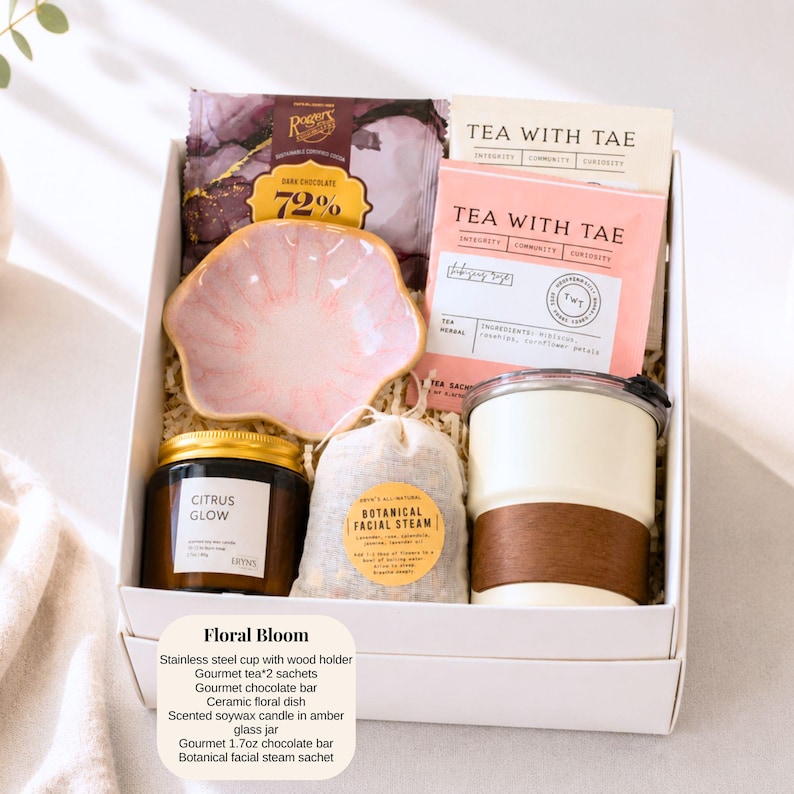 Pu&ograve; includere: Una confezione regalo "Floral Bloom" contiene una tazza in acciaio inossidabile con supporto in legno, bustine di t&egrave; gourmet, una barretta di cioccolato, un piatto floreale in ceramica, una candela profumata alla cera di soia in un barattolo di vetro e un sacchetto di vapore facciale botanico.