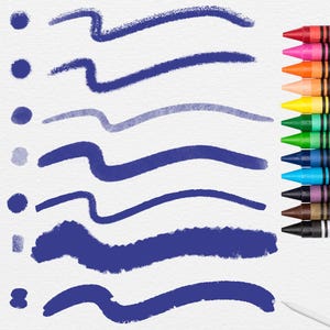 Op de afbeelding: Een witte achtergrond met blauwe krijtstreken en stippen. Een rij kleurrijke kleurpotloden in rood, roze, oranje, geel, groen, blauw en bruin staan rechts. De afbeelding is waarschijnlijk voor kunst- of knutselprojecten.