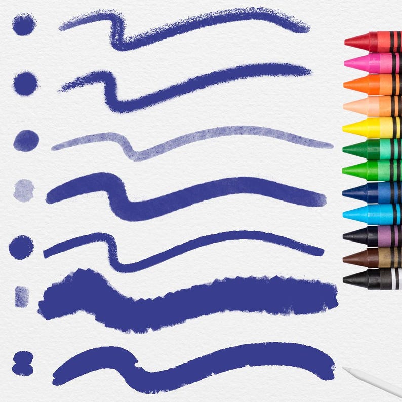 Op de afbeelding: Een witte achtergrond met blauwe krijtstreken en stippen. Een rij kleurrijke kleurpotloden in rood, roze, oranje, geel, groen, blauw en bruin staan rechts. De afbeelding is waarschijnlijk voor kunst- of knutselprojecten.