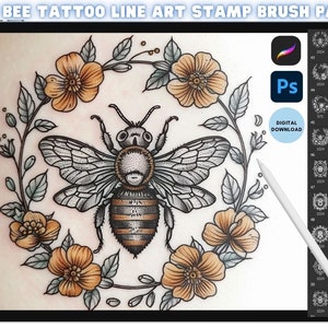 Puede incluir: Una ilustración digital de una abeja con alas y un abdomen rayado rodeado de una corona de flores. La imagen se muestra en la pantalla de una tableta con un lápiz. La pantalla también muestra una cuadrícula de 100 sellos de arte lineal con temática de abejas para Procreate y Photoshop. El texto "100 BEE TATTOO LINE ART STAMP BRUSH PACK" está en la parte superior de la imagen.