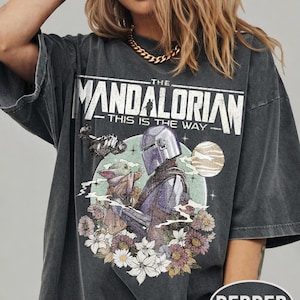 Retro Mandalorian och Grogu-tröja, Star Wars Mando-tröja, Baby Yoda-tröja, This Is The Way-tröja, Magic Kingdom-tröja, Disney-familjesemestertröja Pepper/Dark Heather