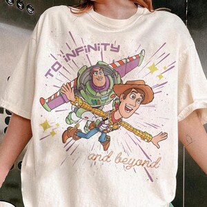 Camiseta Comfort Colors "Hasta el infinito y más allá", camiseta de Toy Story, camiseta de Woody y Buzz, viaje de chicas a Disneyland, camiseta de Disney World, Buzz Lightyear