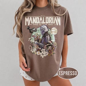 Retro Mandalorian och Grogu-tröja, Star Wars Mando-tröja, Baby Yoda-tröja, This Is The Way-tröja, Magic Kingdom-tröja, Disney-familjesemestertröja Espresso