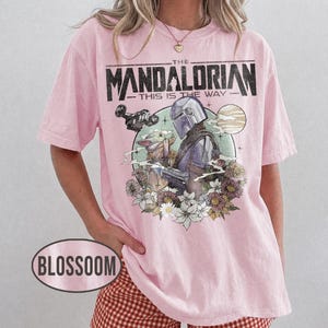 Retro Mandalorian och Grogu-tröja, Star Wars Mando-tröja, Baby Yoda-tröja, This Is The Way-tröja, Magic Kingdom-tröja, Disney-familjesemestertröja Blossom/Light Pink