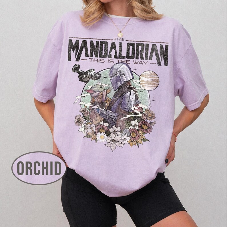 Retro Mandalorian och Grogu-tröja, Star Wars Mando-tröja, Baby Yoda-tröja, This Is The Way-tröja, Magic Kingdom-tröja, Disney-familjesemestertröja Orchid Comfort Color