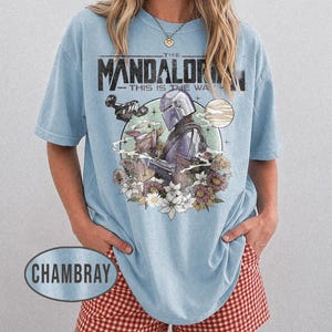 Retro Mandalorian och Grogu-tröja, Star Wars Mando-tröja, Baby Yoda-tröja, This Is The Way-tröja, Magic Kingdom-tröja, Disney-familjesemestertröja ChamBray/Light Blue