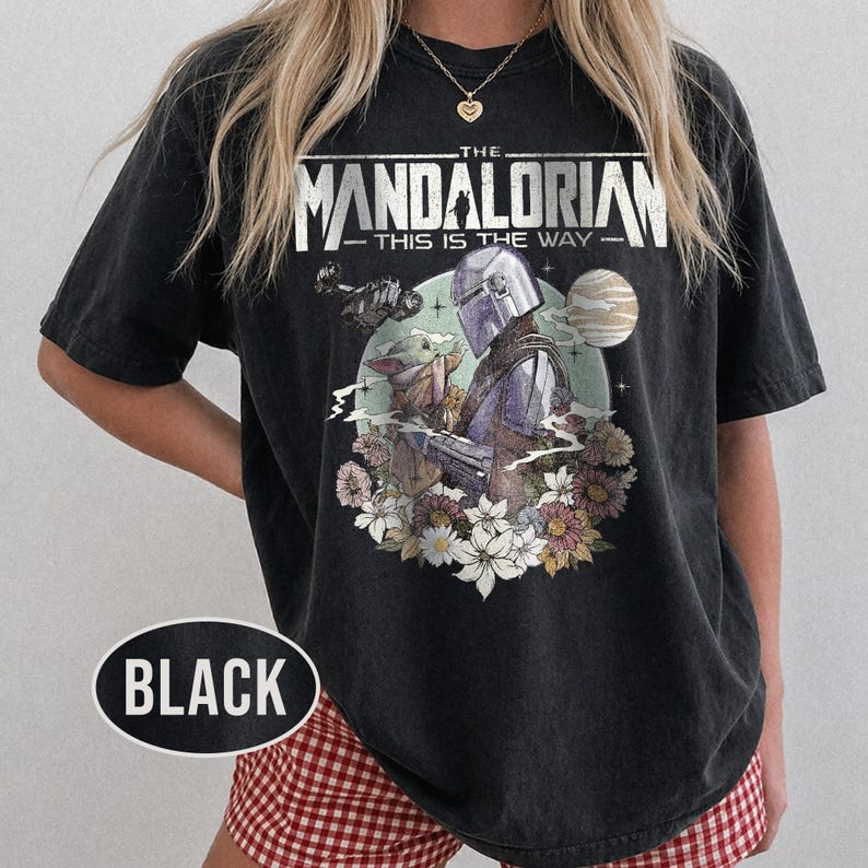 Retro Mandalorian och Grogu-tröja, Star Wars Mando-tröja, Baby Yoda-tröja, This Is The Way-tröja, Magic Kingdom-tröja, Disney-familjesemestertröja Black