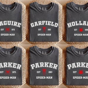 Puede incluir: Un juego de tres tazas de cer&aacute;mica con un acabado mate moteado en azul, verde y blanco. Cada taza tiene un dise&ntilde;o simple y moderno, ideal para caf&eacute; o t&eacute;. Las tazas miden aproximadamente 10 cm de altura.