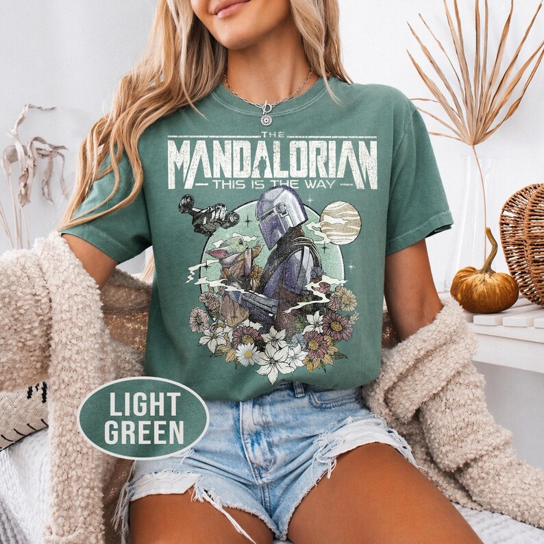Retro Mandalorian och Grogu-tröja, Star Wars Mando-tröja, Baby Yoda-tröja, This Is The Way-tröja, Magic Kingdom-tröja, Disney-familjesemestertröja Light Green