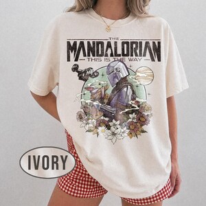 Retro Mandalorian och Grogu-tröja, Star Wars Mando-tröja, Baby Yoda-tröja, This Is The Way-tröja, Magic Kingdom-tröja, Disney-familjesemestertröja Ivory/Natural