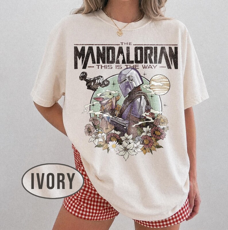 Retro Mandalorian och Grogu-tröja, Star Wars Mando-tröja, Baby Yoda-tröja, This Is The Way-tröja, Magic Kingdom-tröja, Disney-familjesemestertröja Ivory/Natural