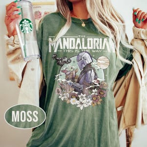 Retro Mandalorian och Grogu-tröja, Star Wars Mando-tröja, Baby Yoda-tröja, This Is The Way-tröja, Magic Kingdom-tröja, Disney-familjesemestertröja Moss/Military Green