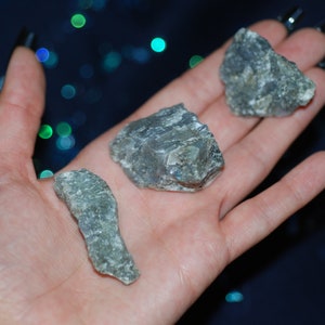 ONE Flashy Labradorite chunk (rough)
