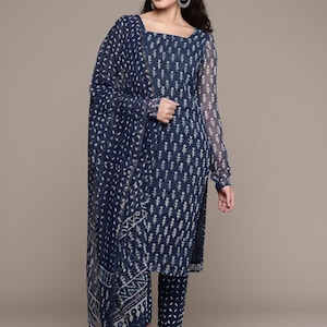 Könnte beinhalten: Ein dreiteiliges Damen-Kleidungsset in Marineblau mit floralem Muster. Das Set besteht aus einem langärmeligen Oberteil, einer Hose und einer passenden Dupatta.