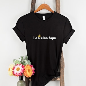 La Reina Aqui Shirt, The Queen Here T-shirt, Gift For Latina, Spanish Shirt for Women, Spanish Tshirt, Women&#39;s Day Shirt Gift, Mexican Tee