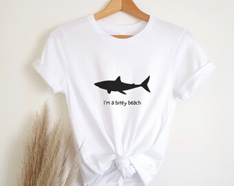 Io sono una camicia da spiaggia di Bitey, maglietta di squalo divertente, maglietta grafica divertente da donna, maglietta di squalo, regalo per la ragazza, maglietta divertente per ragazza, camicia di squalo