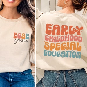 パーソナライズされた ECSE スウェットシャツ、カスタム幼児特別教育シャツ、保育士向け ECSE 教師ギフト T シャツ、ベビーシッター T シャツ
