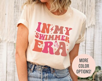 Chemise À l'époque de la nageuse, cadeau pour nageuse, sweat-shirt de nageuse, chemise de maman nageuse, t-shirt équipe de natation, chemise de natation, cadeau de natation, entraîneur de natation