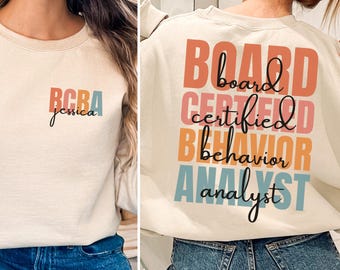 Personlig BCBA-tröja, anpassad tröja med certifierad beteendeanalytiker, BCBA-examensgåva för beteendeanalytiker, ABA-tröja med rund hals