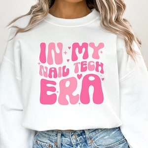 En mi camisa Nail Tech Era, sudadera de técnico de uñas, regalo para manicurista, regalo para técnico de uñas, linda camiseta de tecnología de uñas, regalos de artista de uñas
