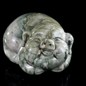 Escultura de cerdo de dibujos animados de cristal tallado a mano en jade Jiulong natural de 9,5 cm. Talla de cristal única para decoración del hogar y coleccionistas. Regalo artesanal.