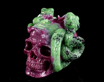 Ruby zoisiet kristallen slang- en schedelsnijwerk: handgemaakte sculptuur