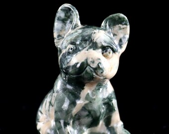 Può includere: Piccola statuina seduta di un bulldog francese. La scultura è realizzata in pietra con un motivo screziato di colori verde e crema. Il cane ha grandi orecchie dritte e un'espressione amichevole.