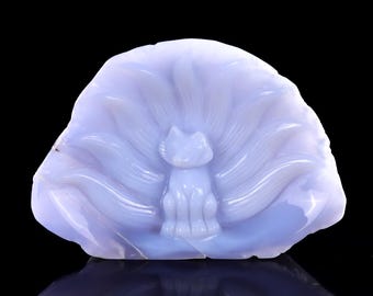 Può includere: Una scultura in calcedonio blu di una volpe a nove code, nota anche come kitsune, con un design dettagliato e intricato.