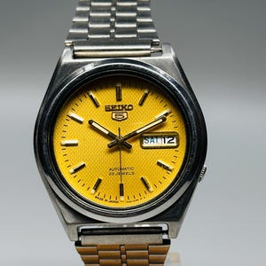 Reloj de pulsera Seiko 5 automático, esfera amarilla, caja plateada, día/fecha, calibre n.° 7s36, usado y raro, fabricado en Japón.