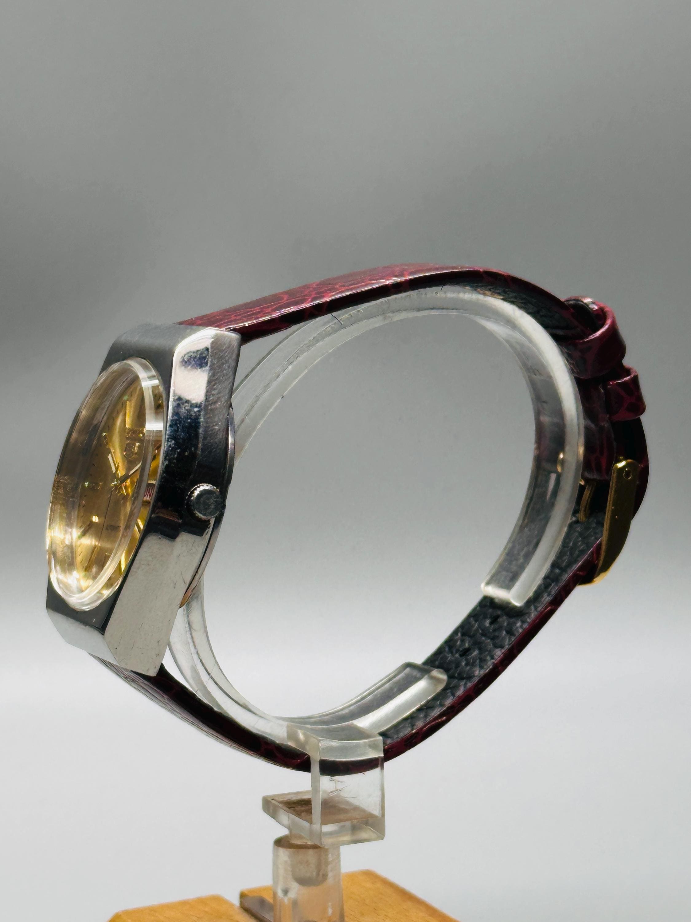 Vintage Seiko 5 Automatic Men's Watch: Gold Dial, Silver Case, Day