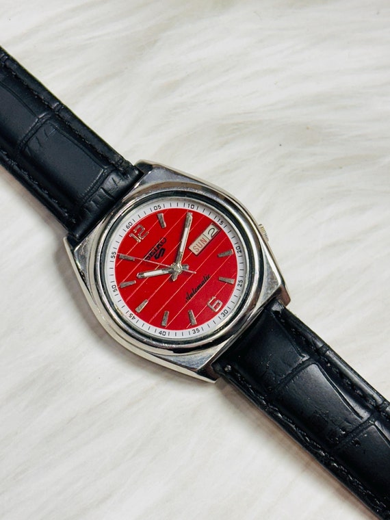 昭和レトロ　SEIKＯクォーツアラ―厶ダイレクトＯＮ450赤未使用品動作ＯK Vintage Seiko 5 Automatic Watch: Red Dial, Stainless Steel Case