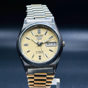 Vintage Seiko 5 Automatic Light Yellow  Dial Silver, Old Case Day/Date Caliber No.7s26 Men&#39;s Wrist Watch Japan Made