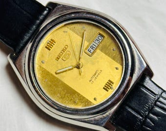 Reloj automático vintage Seiko 5: esfera dorada, caja de acero inoxidable, día/fecha