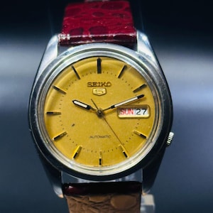 Raro Seiko 5 Automático, Esfera Amarilla, Caja Plateada Antigua, Día/Fecha, Calibre Raro No.7s26, Reloj de Pulsera para Hombre, Hecho en Japón, Fondo Transparente